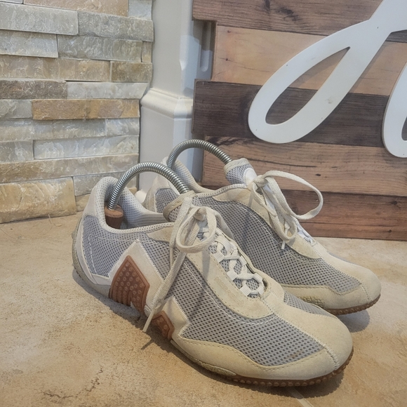 Merrell Shoes - Merrell Women’s Relay Fly White Sneakers Size 9. Good Condition No Rips or Tears
